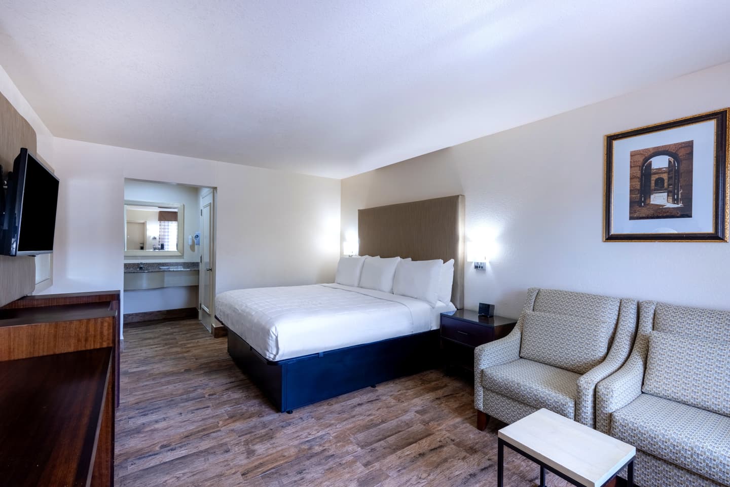 1 King Bed — refreshed and serene